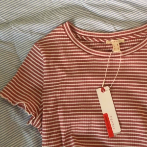  - Randig tröja från Esprit, storlek M. Aldrig använd. Pris + frakt, som köparen står för!