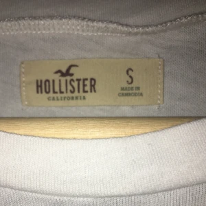  - Ett fint somrigt plagg från hollister använd ca 1 gång  