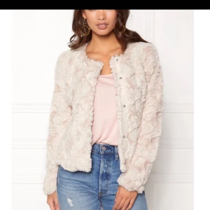  - Säljer den här pälsjackan från Vero Moda i storlek XS. Helt oanvänd så är i nyskick. Säljer den pga att den inte kommer till användning. 