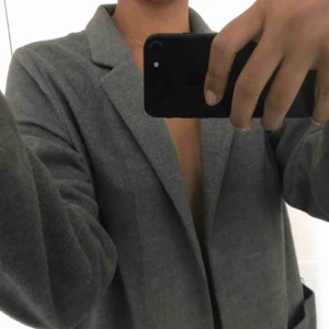  - Grå höst/vår kappa, från zara. Använd under en säsong