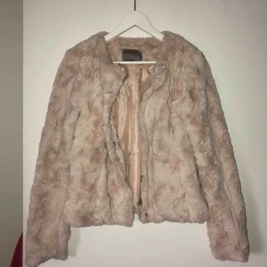  - Jättemysig beige fuskpäls jacka från Vero Moda. Använd en säsong. 