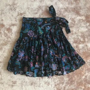  - Blommig kjol från kollektionen: House of Hackney 