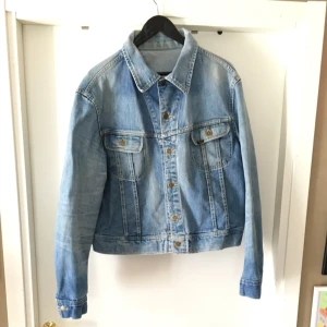  - Jeansjacka från Lee, i bra skick men är vintage. I unisexmodell så passar på alla kön! Inte markerad med nån storlek, men uppskattar jackan till en medium. 