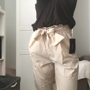  - Helt oanvända byxor från Zara, prislapp sitter kvar! Frakt ingår ej i priset, pris kan diskuteras.