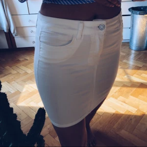 - Vit jeanskjol som sitter jättebra! Det finns en fläck på fickan som inte går bort (se sista bilden) men jag har använt den då jag inte tycker att det märks så värst. Men iaf, därav priset :)