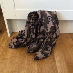  - Ett par lårhöga stövlar i militär mönster! Använda en gång! Frakten ingår i priset! 