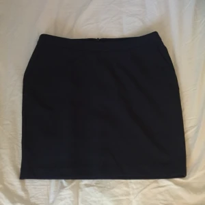  - Fin och väldigt stilren kjol från Åhléns. Mörkblå!