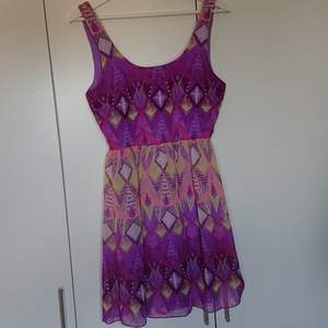 Färgglad klänning ifrån Gina tricot. Finns att hämta i gbg eller skickas emot frakt. 
