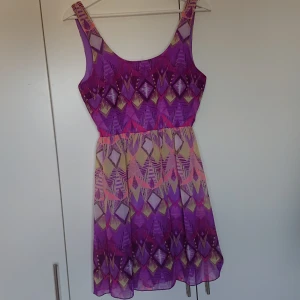  - Färgglad klänning ifrån Gina tricot. Finns att hämta i gbg eller skickas emot frakt. 