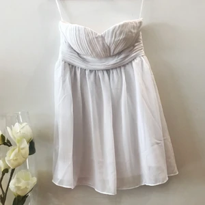  - Otroligt fin vit klänning från Model Behaviour ✨