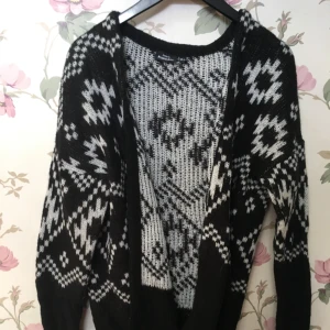  - Lång kofta i svart och vitt mönster. Stor i storleken, bra skick!