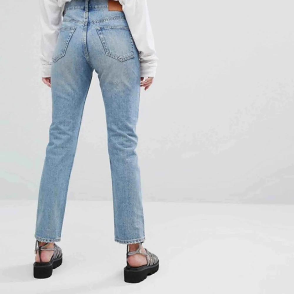 Använda en gång. Säljer pga fel storlek. Jeans från weekday. Köparen står för frakten. . Jeans & Byxor.