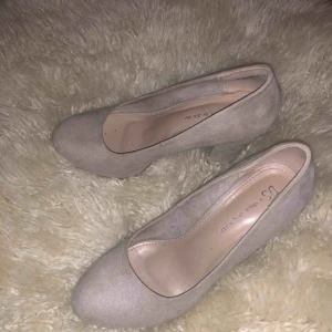  - Supersnygga skor i storlek 38, säljer då de aldrig kommer till användning och de är använda en kväll! De har en svag lila färg som ser väldigt fin ut! Frakt tillkommer!