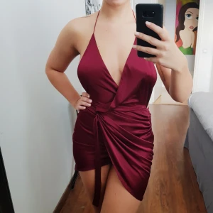  - Vinröd klänning, köpt på Oh Polly. Öppen i ryggen. 🌹 Helt ny, aldrig använd. 