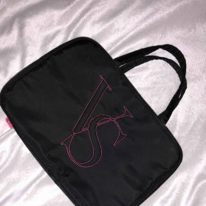  - Superfin Victoria’s Secret necessär! Säljer då den inte kommer till användning och är i mycket bra skick. Det saknas dock ett band på insidan (sidan längst ned på bild 3) men fungerar att knäppa lika bra ändå! Eventuell frakt tillkommer!