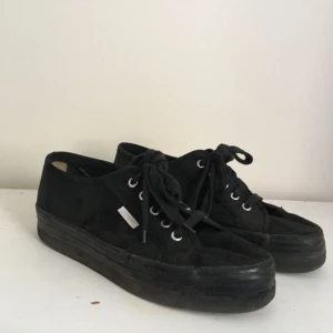  - Säljer dessa skitcoola sneakers då de tyvärr inte kommit till användning så mkt! Välanvända men i fint skick, dock lite slitna på insidan vid hälen (se bild) och på sulan under ena hälen. Passar 39-40. Möts upp i sthlm eller skickar mot fraktkostnad!  Kolla gärna in mina andra auktioner :-)) 💘💯