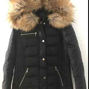  - Vinter jacka från CHELSEA med stor fake pälskrage. Använd fåtal gånger, därav säljs den. Inköpt vintern 2017 för 1000kr. 