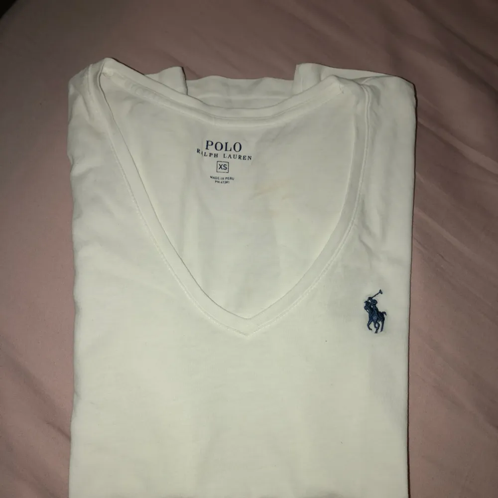 T-shirt från polo Ralph Lauren i storlek XS men passar även mig med S. Endast använd 2 gånger i USA där den är inköpt. Pris kan diskuteras! . T-shirts.