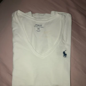  - T-shirt från polo Ralph Lauren i storlek XS men passar även mig med S. Endast använd 2 gånger i USA där den är inköpt. Pris kan diskuteras! 