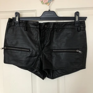  - Snygga lädershorts i svart. Knappt använda. Ev frakt 19 kr 🌿