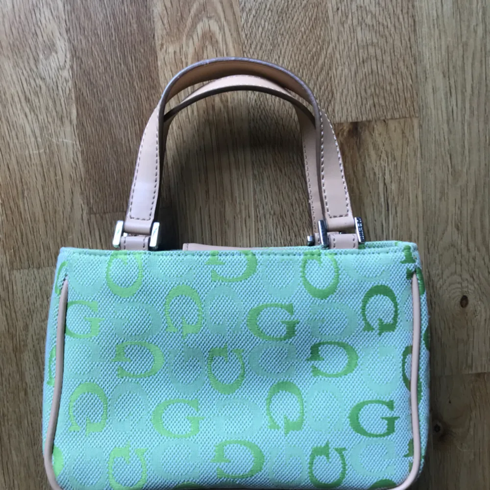 Fin liten väska som aldrig är använd. Bra material och fin mintgrön färg.. Väskor.