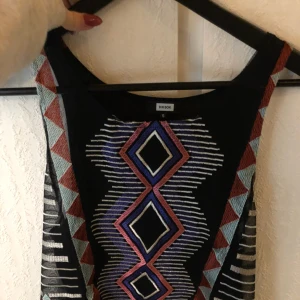  - Oanvänt linne med snyggt broderat mönster! Frakt tillkommer 