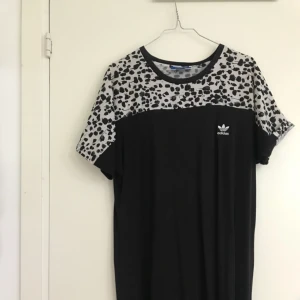  - Svart adidasklänning i strl 38. Använd men i mkt bra skick