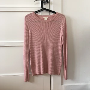  - Stickad jumper med slitsade ärmar och i sidorna. Använd ett fåtal gånger.  