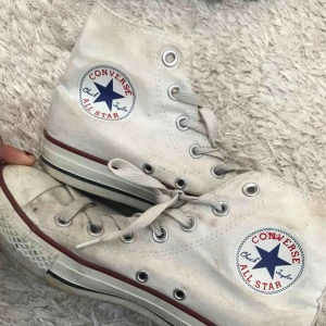  - Fina Converse i storlek 37,5. Något smutsiga men går lätt bort i tvätten 🌺