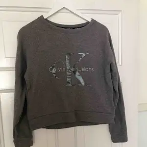 Något croppad sweatshirt från Calvin Klein! 