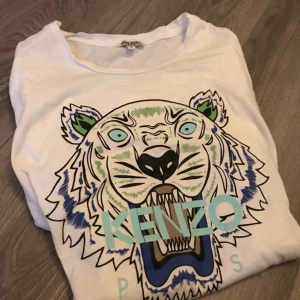  - Äkta kenzo t-shirt i storlek S. Använd endast 1 gång, superfint skick! 