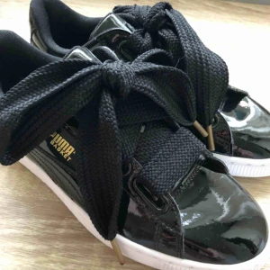  - Aldrig använda Puma Basket Heart Patent Wmns i svart storlek 37. Inte min stil, pris kan diskuteras.