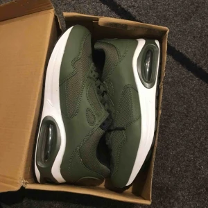  - Oanvända sneakers i storlek 38