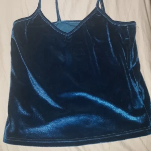  - Blå velvet top. Köparen står för frakten (39kronor) om du vill ha fler bilder skriv privat