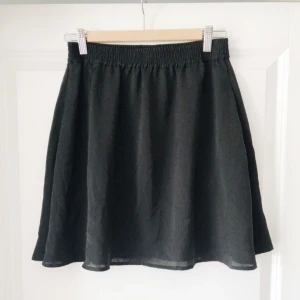  - Nästintill oanvänd kjol från Twist & Tango. I två laget med underkjol. Kan frakta samt mötas upp! 