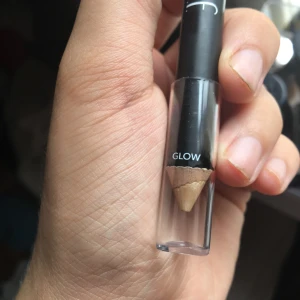  - Säljer denna från Elf som är för att highlighta samt conceal dina ögonbryn!