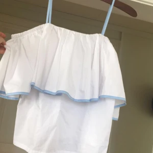 - Söt vit och blå offshoulder- topp. Använd någon gång, det vill säga den är i nyskick! ☀️
