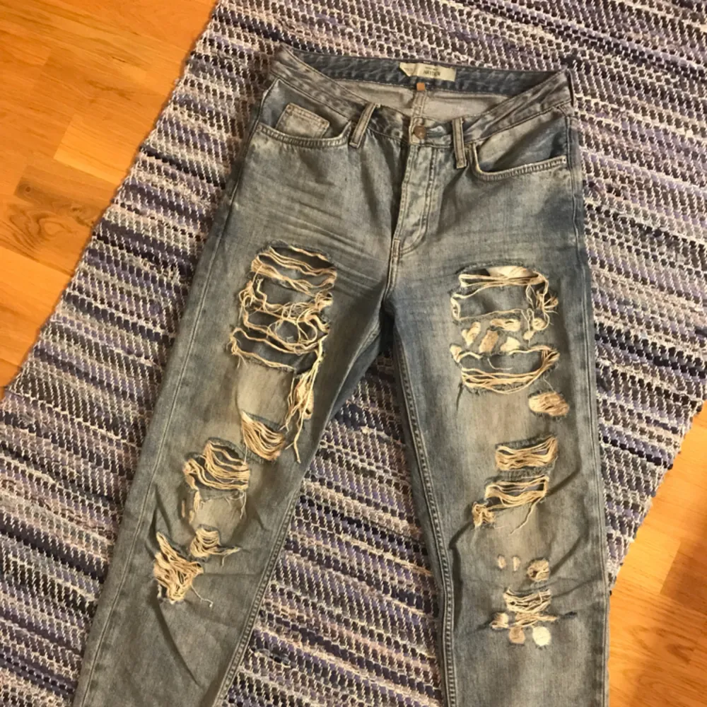 Slitna jeans från Topshop. Jeansen har en loose fit och passar en XS-S.  Plagget är i bra skick och säljs då den används alldeles för lite. Frakt ingår 😊. Jeans & Byxor.