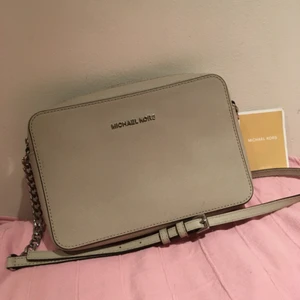  - Äkta MK kan verifieras i butik. Silverdetaljer! Använd mindre än 5 gånger. Nypris 2000 kr, säljer pga. den aldrig användes. Mötes i Farsta, annars står köparen för frakt.