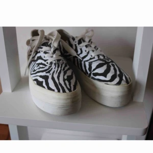  - Märke: outsider i storlek 38 med platå. Bra skick men smutsiga därav priset 20kr. Frakt tillkommer.