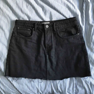  - Jeanskjol från Zara. storlek L men skulle säga att den passar mer som en M. köparen står för frakten.