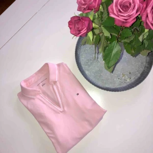  - Helt ny trekvartslång Tommy Hilfiger tröja, köpt i USA. Frakt tillkommer 