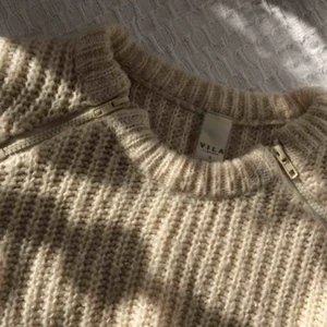 Vila stickad tröja strl S - Créme färgad stickad tröja. Aldrig använd då den inte är min stil. 