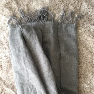  - En grå halsduk, använd fåtal gånger