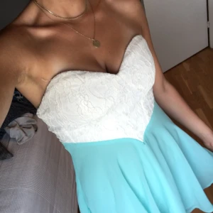  - Säljer den här super fina sommar klänningen som jag hade på min skolavslutning! Den är stretching och går att justera i bak. Om man vill pruta är det ok👌fraktar endast! För fler bilder/mer info skriv i DM