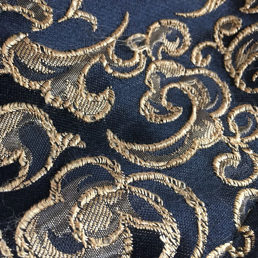 Extremt cool guldig kavaj!! Köpt secondhand och den känns verkligen vintage. Såå fint mönster! Tyvärr för liten för mig </3. Kostymer.