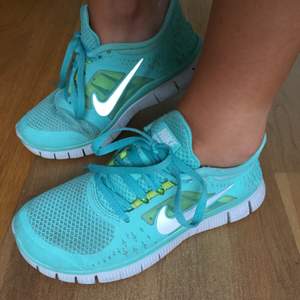 Turkosa Nike free run! As snygga (speciellt till sommaren för då ser man brun ut😉) och bra att träna i! Självklart äkta! För fler bilder/ mer info skriv i DM. Fraktar endast och betalning via swisch📲