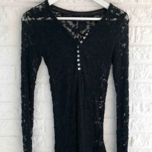  - SUPERDRY spetstopp Stretchig i passform så funkar både på XS/S/M. Något längre i modellen. Snygg både till vardag och fest.  Frakt tillkommer 