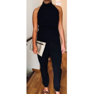  - Snygg byxdress med öppen rygg från Missguided i strl 36, knappt använd. Superskönt stretch material. Möts upp i centrala Stockholm eller postas, då tillkommer frakt som köparen står för. 