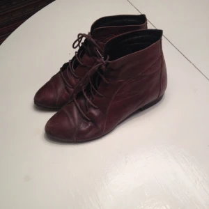 Bruna skinnkängor i använt skick. Nyklackade! - Bruna skinnkängor i använt skick. Nyklackade!